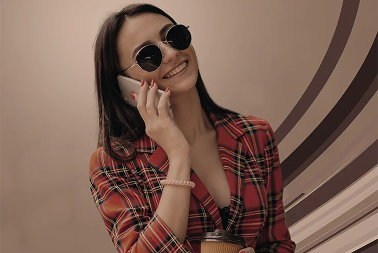 Imagen relacionada de mujer con lentes/gafas oscuras realizando una llamada telefónica